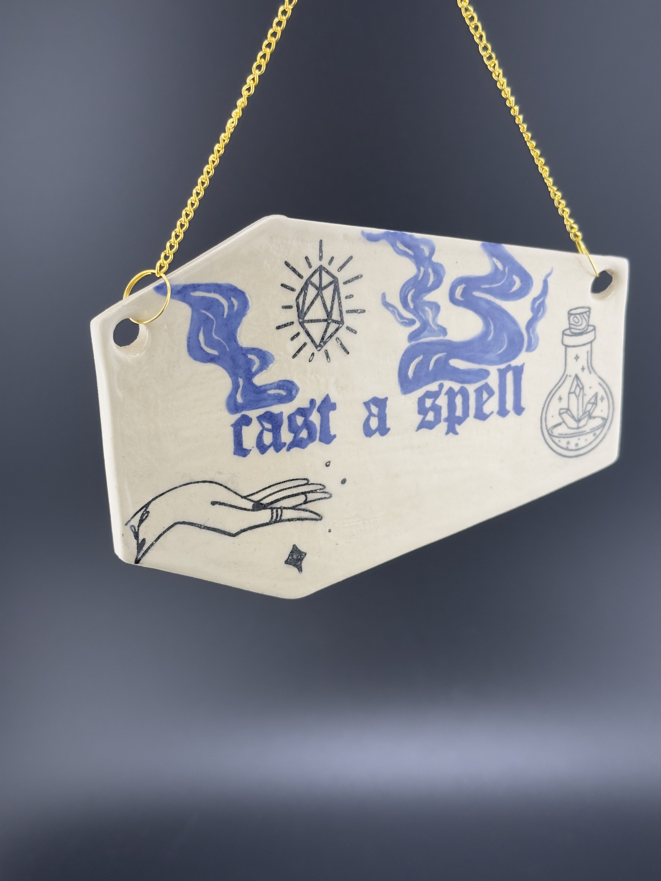 Keramik Wandschild in Sargform cast a spell