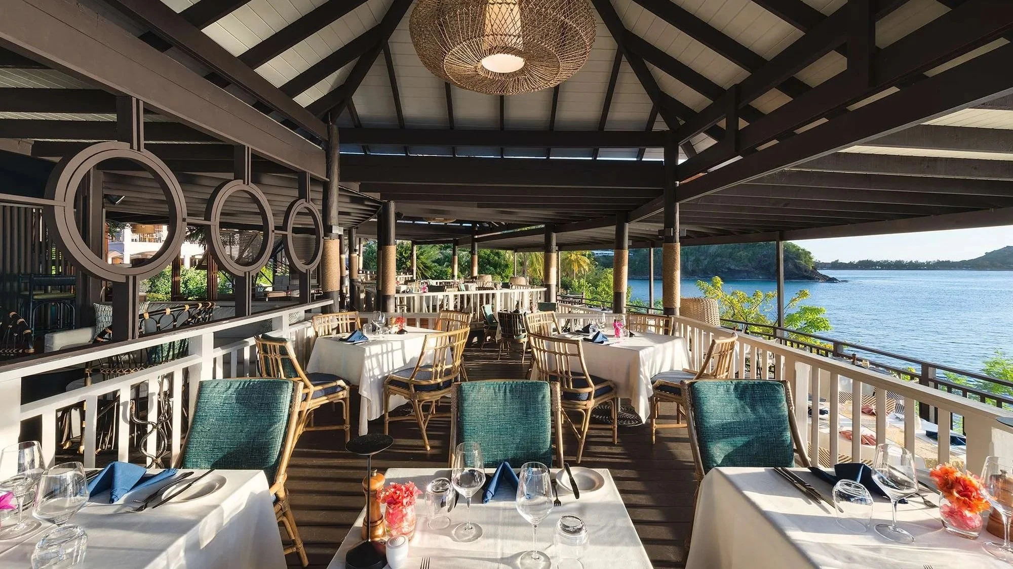 Cliff at Cap, Cap Maison, St Lucia restaurant overlooking the blue sea with white table cloths