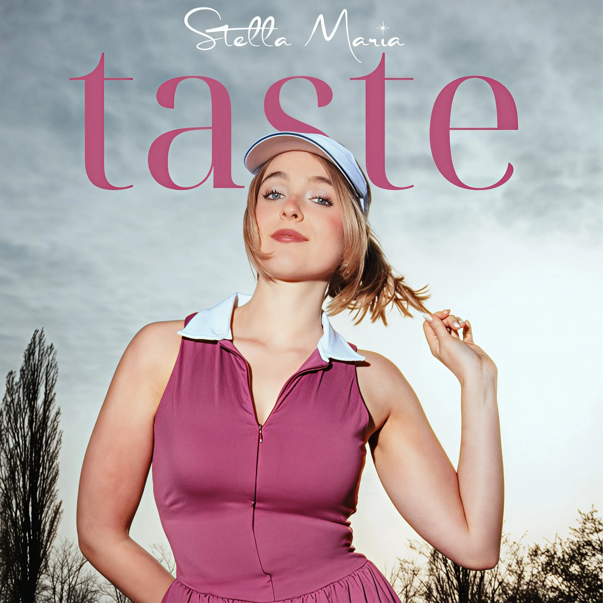 Der Titel des Bildes ist 'Stella Maria feste'. Es zeigt eine junge Frau mit hellbraunen, gewellten Haaren, die eine rosa Weste und eine weiße Bluse trägt, vor einer Landschaft mit kahlen Bäumen und einem bewölkten Himmel.