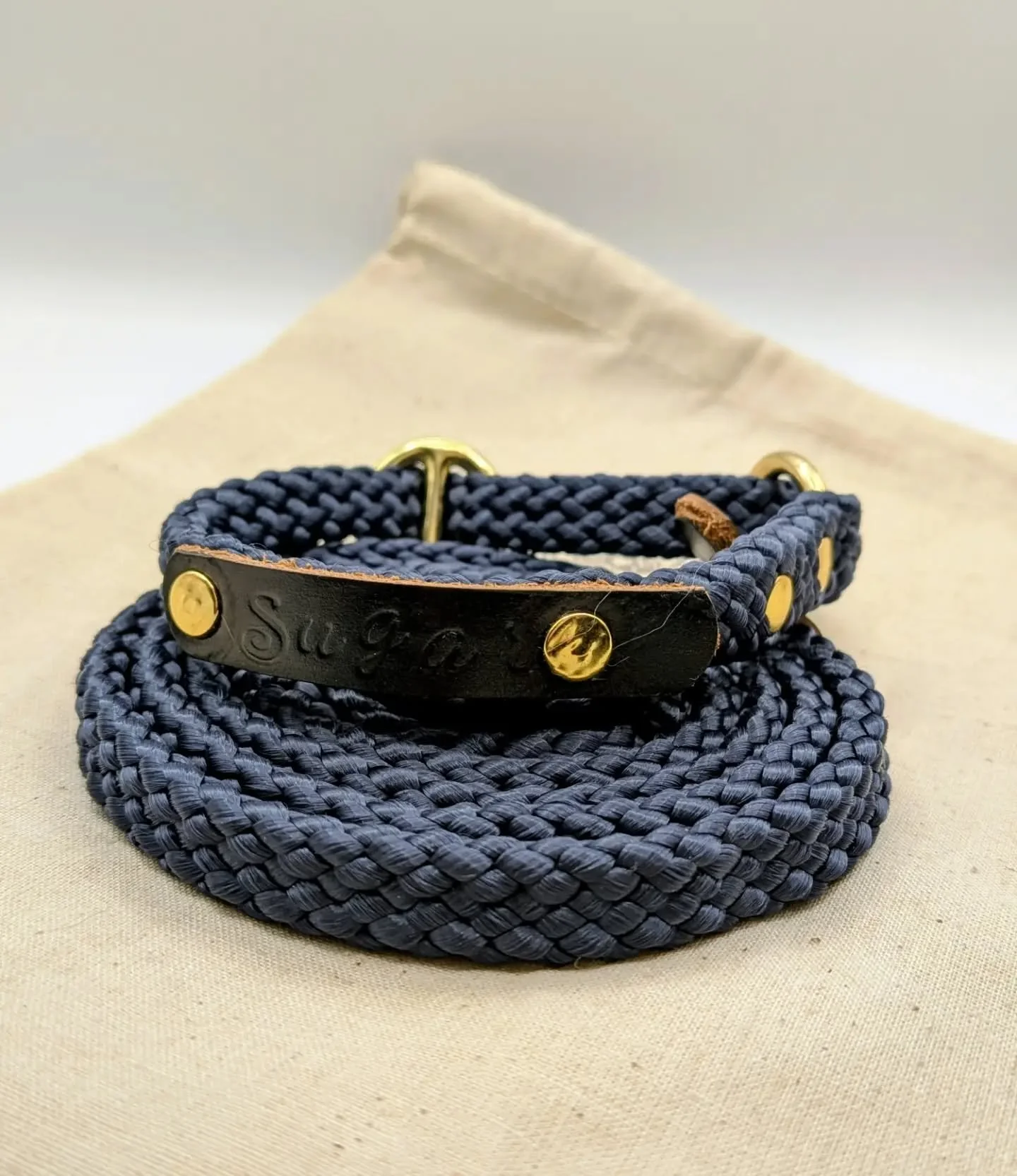 First time this color has been chosen. Don't you just love it 😍

5ft Slip style Micro leash with Gold finishes and custom Name Plate 
Color: Deep Sea Blue