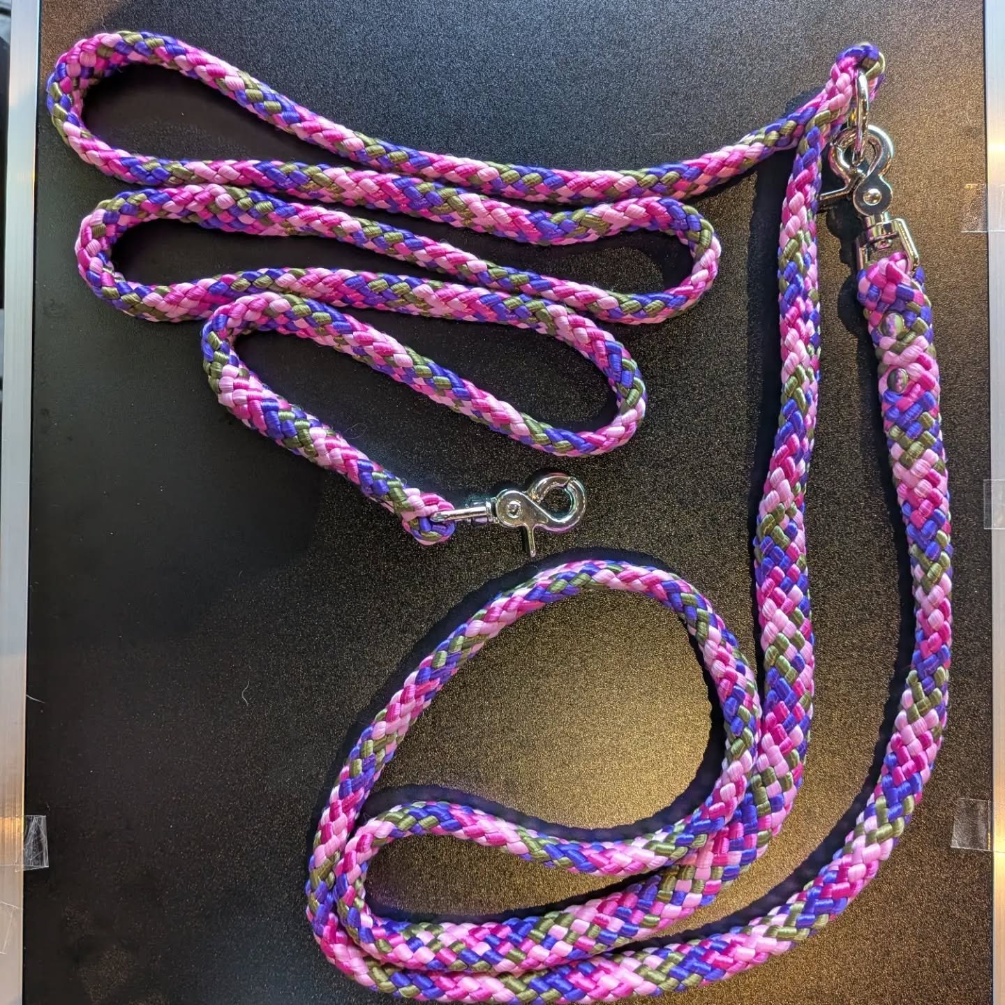 At our last Pop-up location we got the opportunity to make this handsfree leash. 😍

Custom hands-free clip style with Silver finishes.
Color: Girl Scout