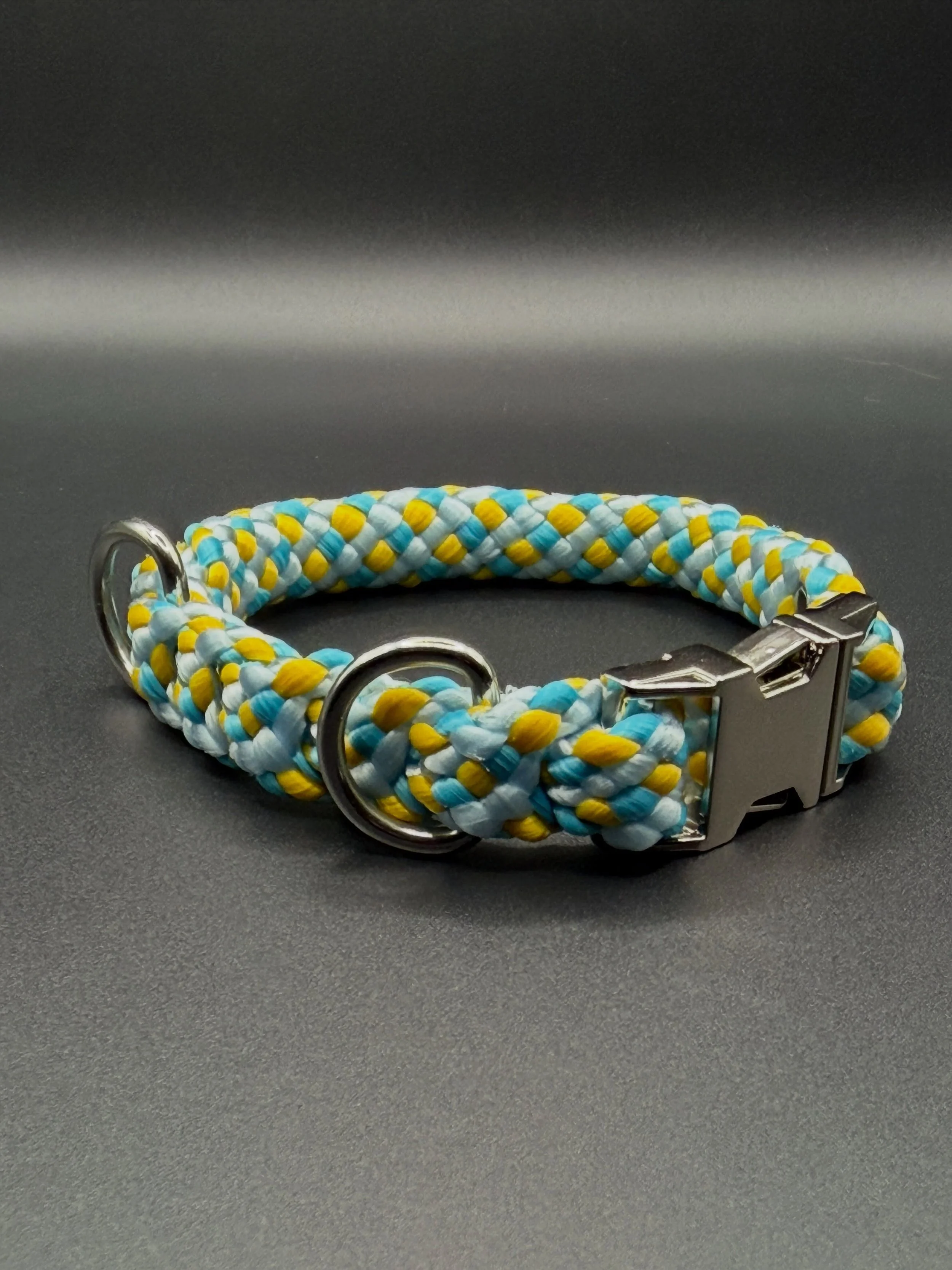 The fisrt Micro Collar! Isn't it adorable 😍

Lightweight and perfect for a small companion.

Custom Buckle Collar with two rings.
Color: Sunny Beach

#handmadework #localbusiness #madisonwisconsin
