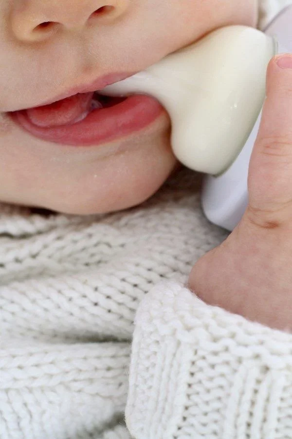 Nærbillede af en baby, der tager en sut.