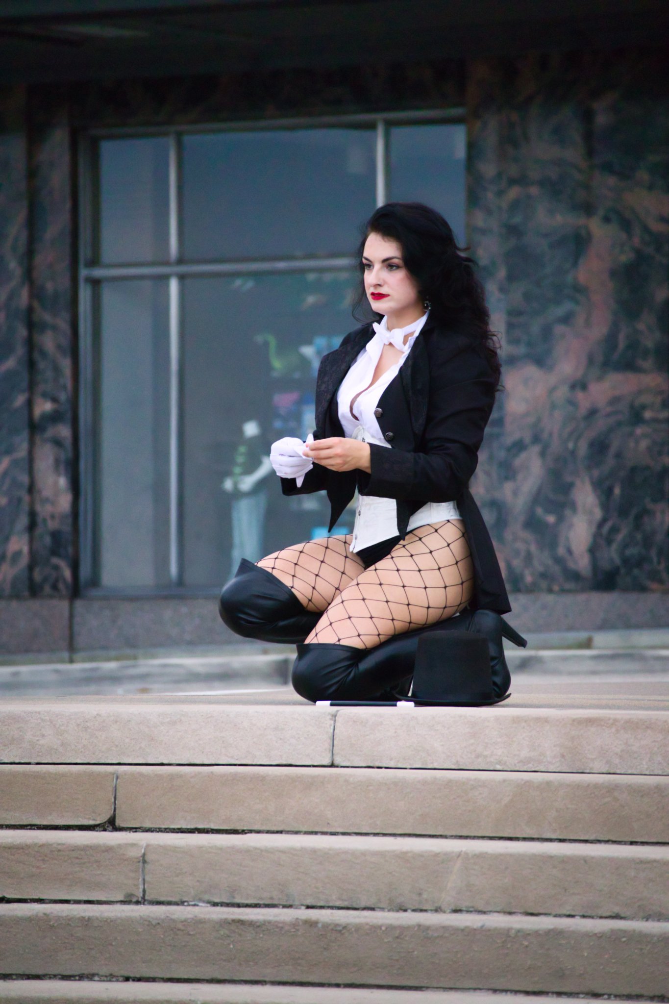 Rae in a Zatanna cosplay.