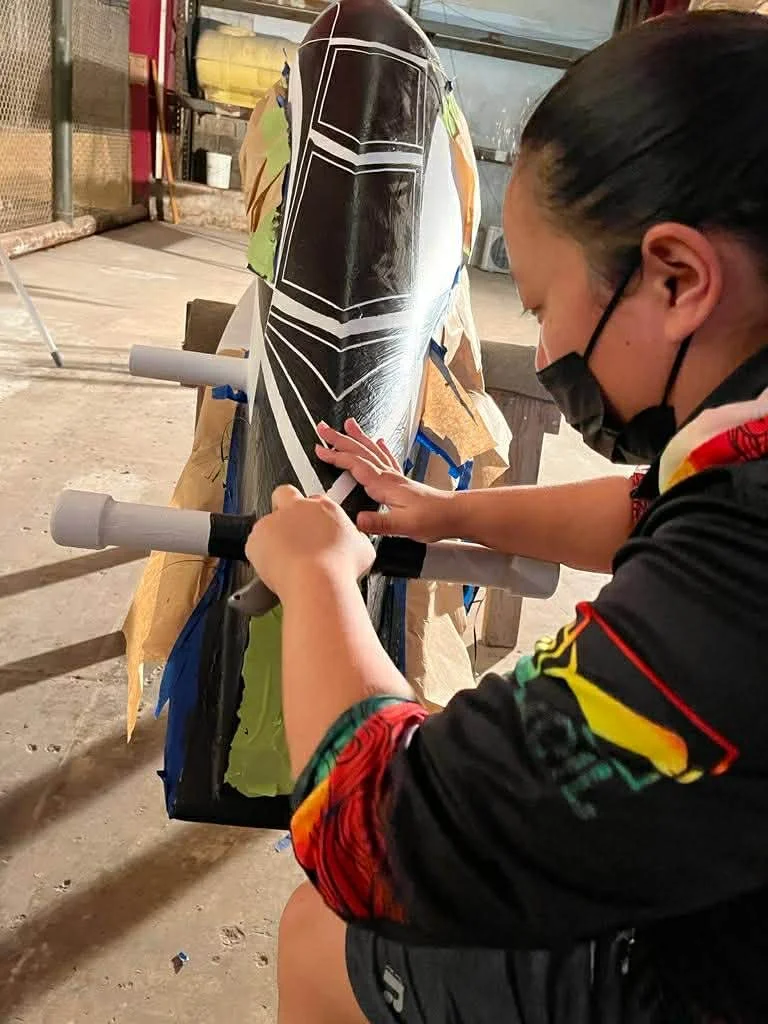 Image of the artist designing the hull of a canoe. Courtesy of 500 sails.