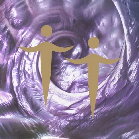 Mediale Systemische Aufstellungsarbeit Gruppe – zwei goldene Figuren auf Muschelspirale, kollektive Transformation Ruhrgebiet