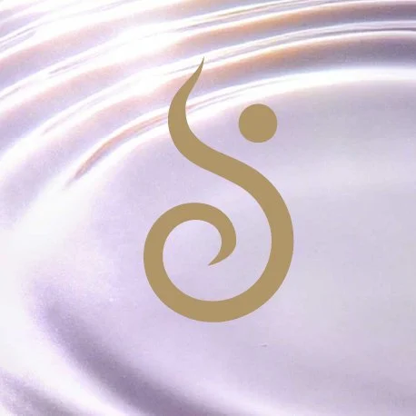 Ashtanga-Yoga Kurs Shivarati – goldenes Symbol auf konzentrischen Wasserkreisen, Yoga Kleingruppe Mülheim an der Ruhr