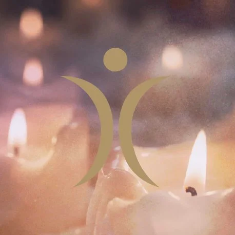 Spiritueller Salon Shivarati – goldenes Symbol im Kerzenschein, offener Abend spirituelle Gemeinschaft Mülheim