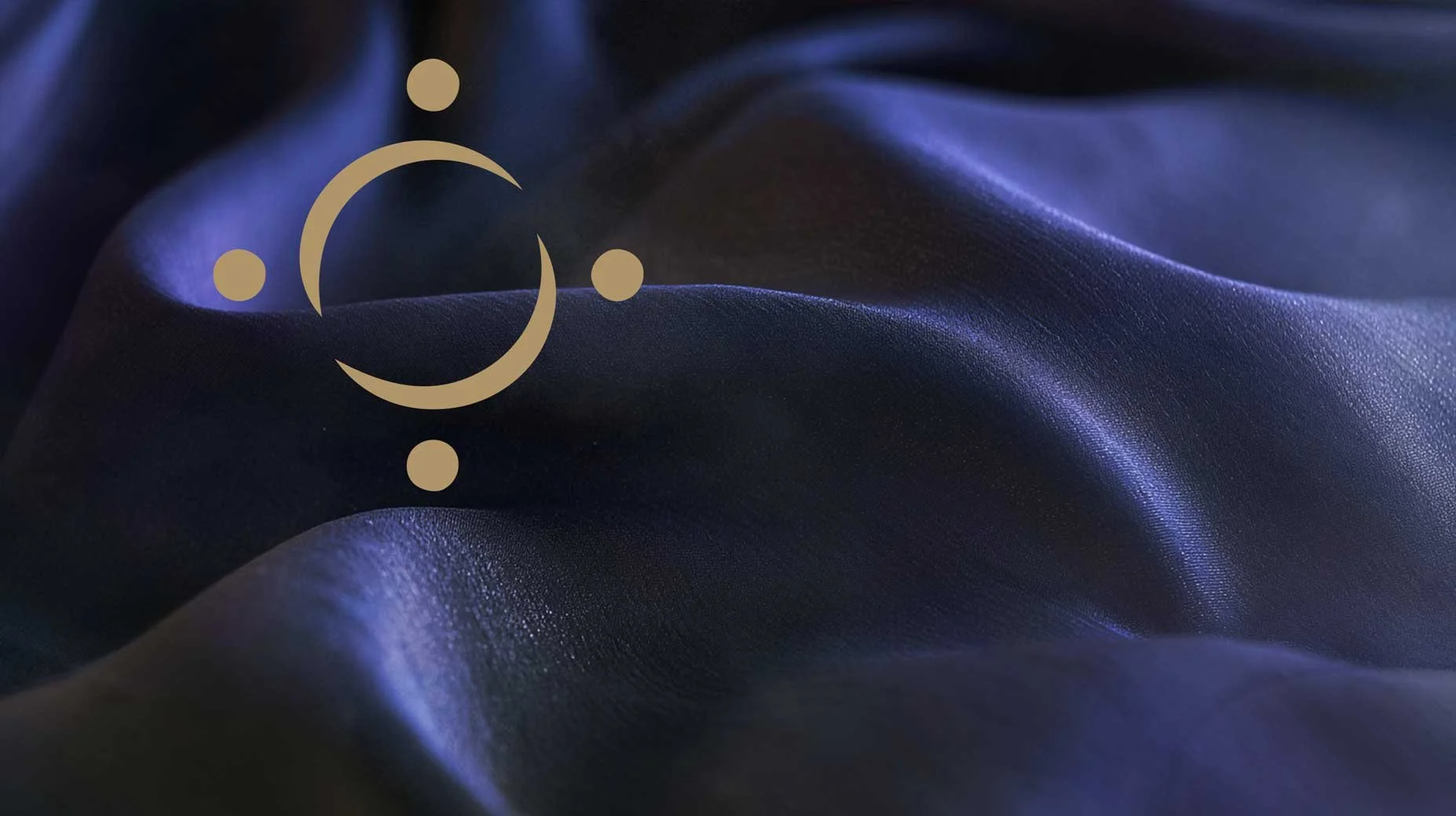 Die 4 Aspekte der Göttlichen Mutter Shivarati – goldenes Symbol auf blauem Seidenstoff, Transformationsseminar Weiblichkeit Frauen Seminar Mülheim