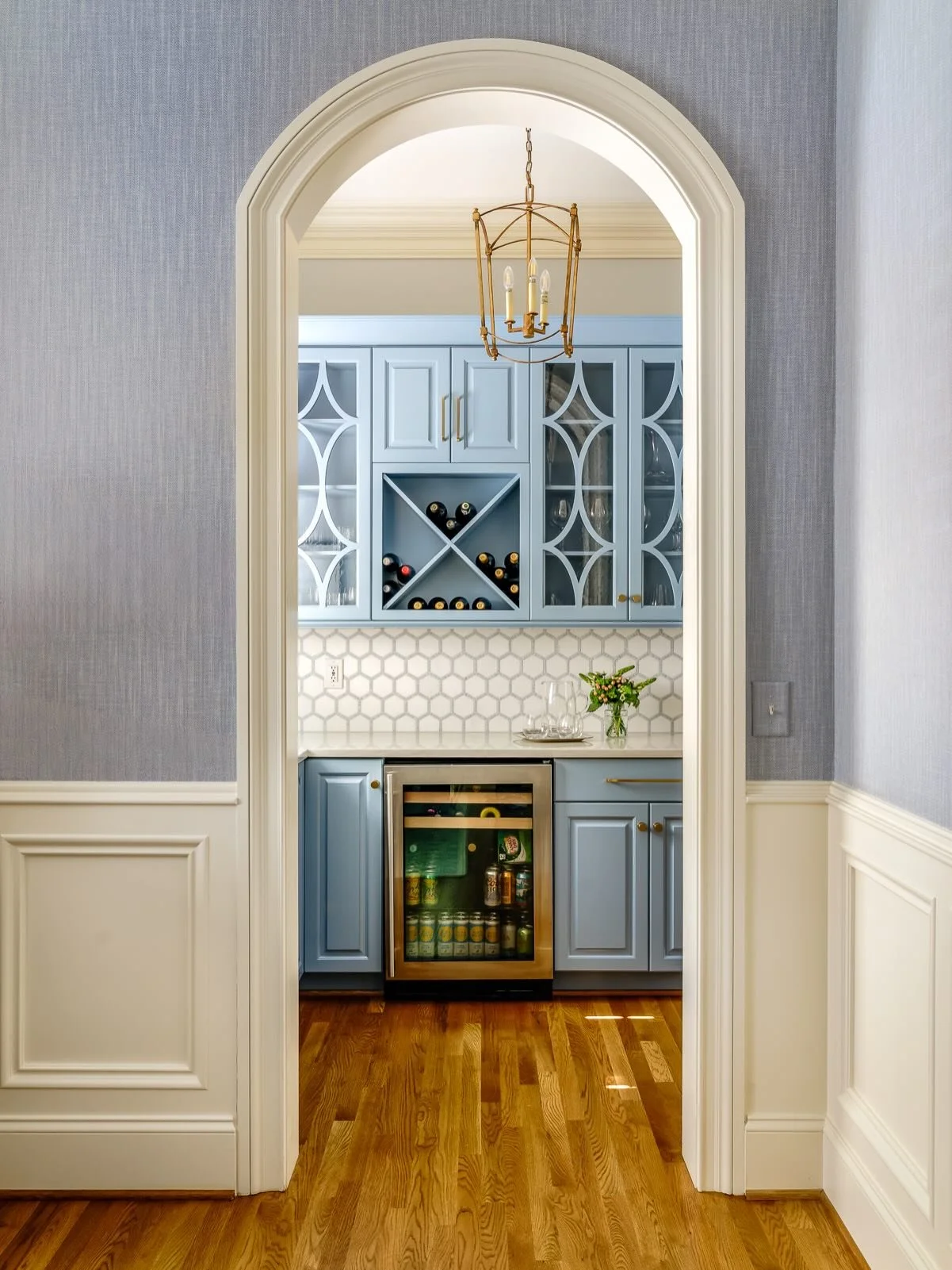 Marble&rsquo;s elegance, quartz&rsquo;s polish and a pale blue to pull it all together &mdash; design harmony in this hardworking space ✨