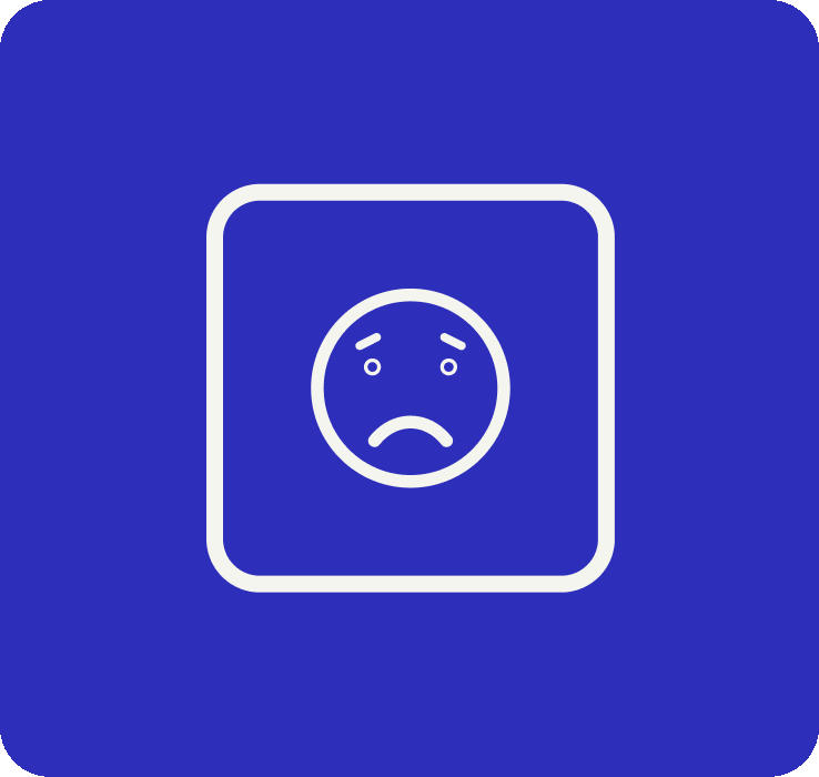 Icono de enchufe con cara triste, símbolo de malestar o fallo eléctrico, sobre fondo azul.