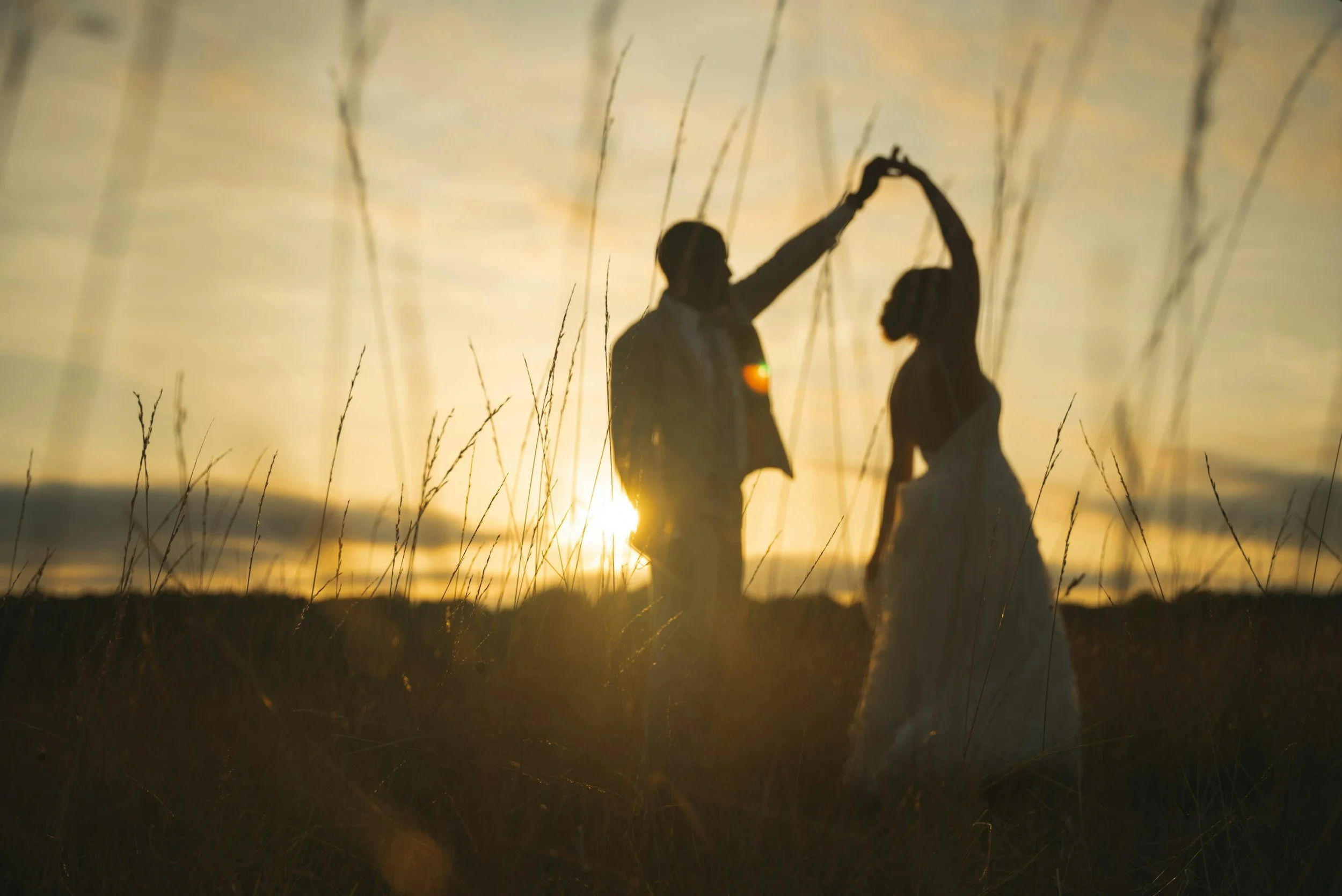 Un mariage au coucher du soleil : la magie de l'heure dorée