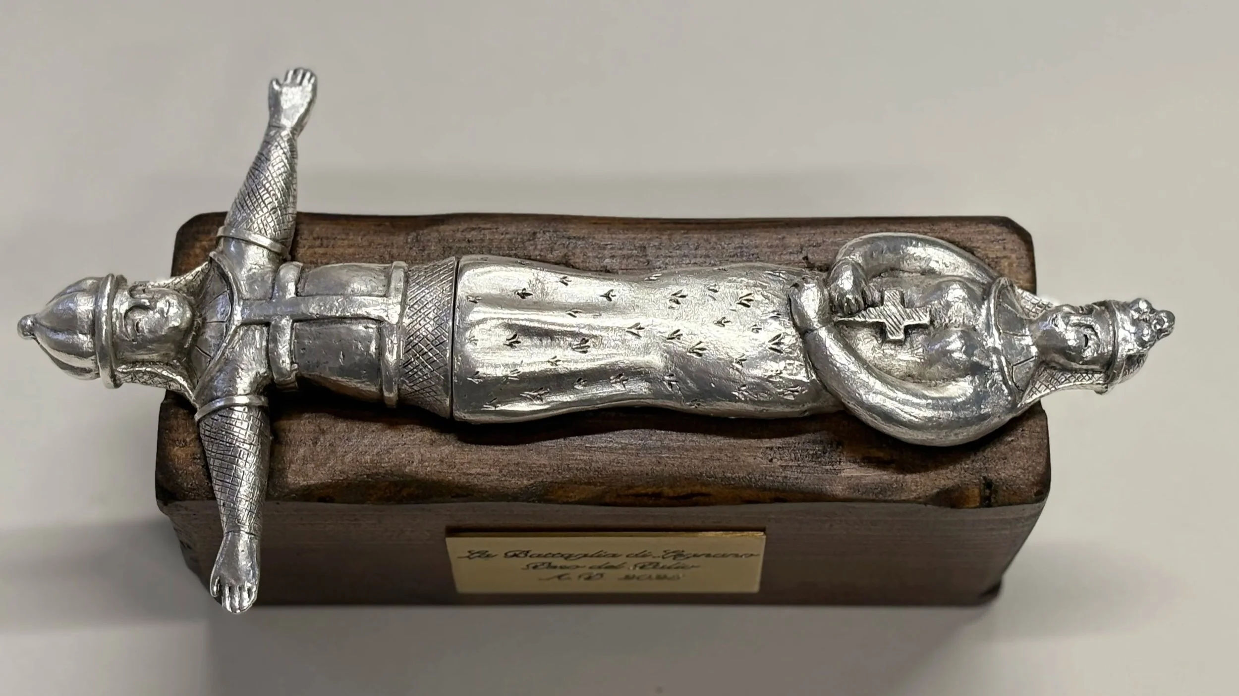 Scultura "1176" su piedistallo in legno con targa Palio di Legnano 2025 (vista dall'alto)