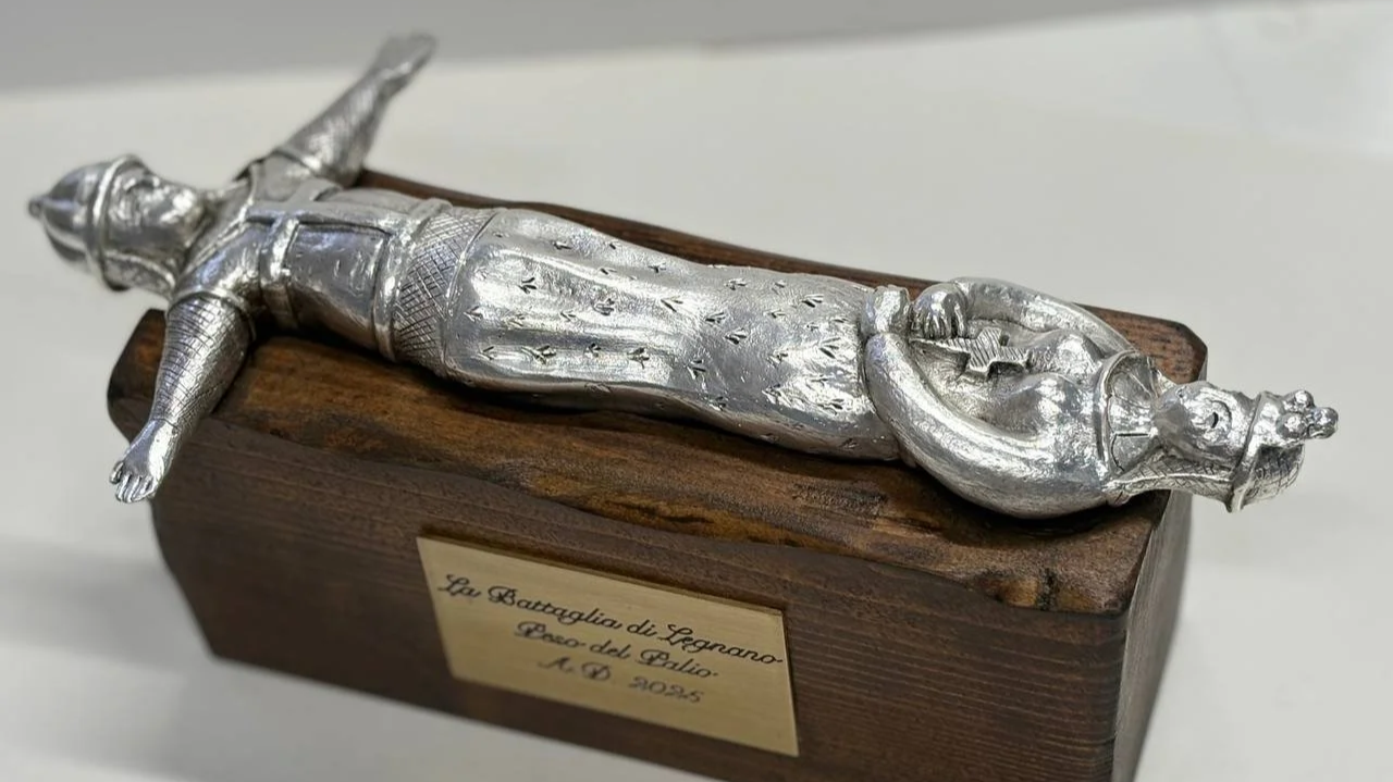 Scultura "1176" su piedistallo in legno con targa Palio di Legnano 2025