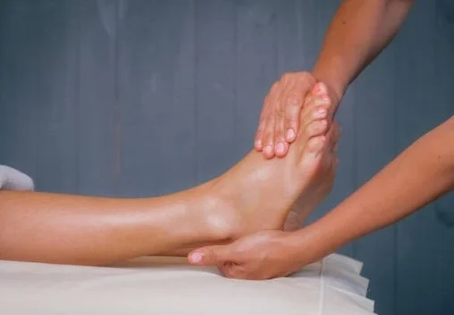 Séance de réflexologie plantaire à Vierzon chez Nuage Beauty pour détente et équilibre du corps