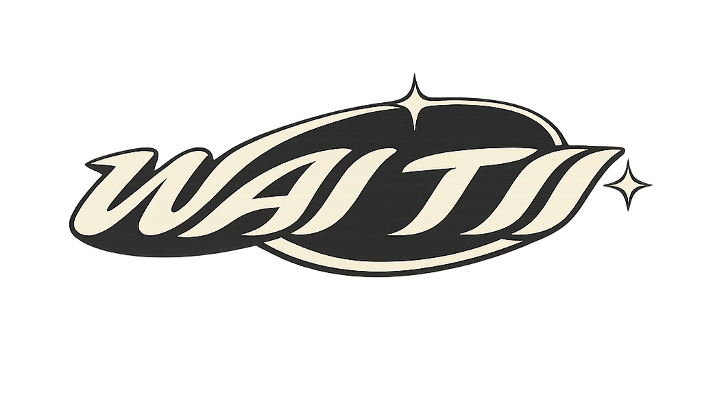 Logotipo de WAI TII en estilo retro, con letras en negrita en colores negro y crema, decorado con estrellas y efectos brillantes de estilo vintage.