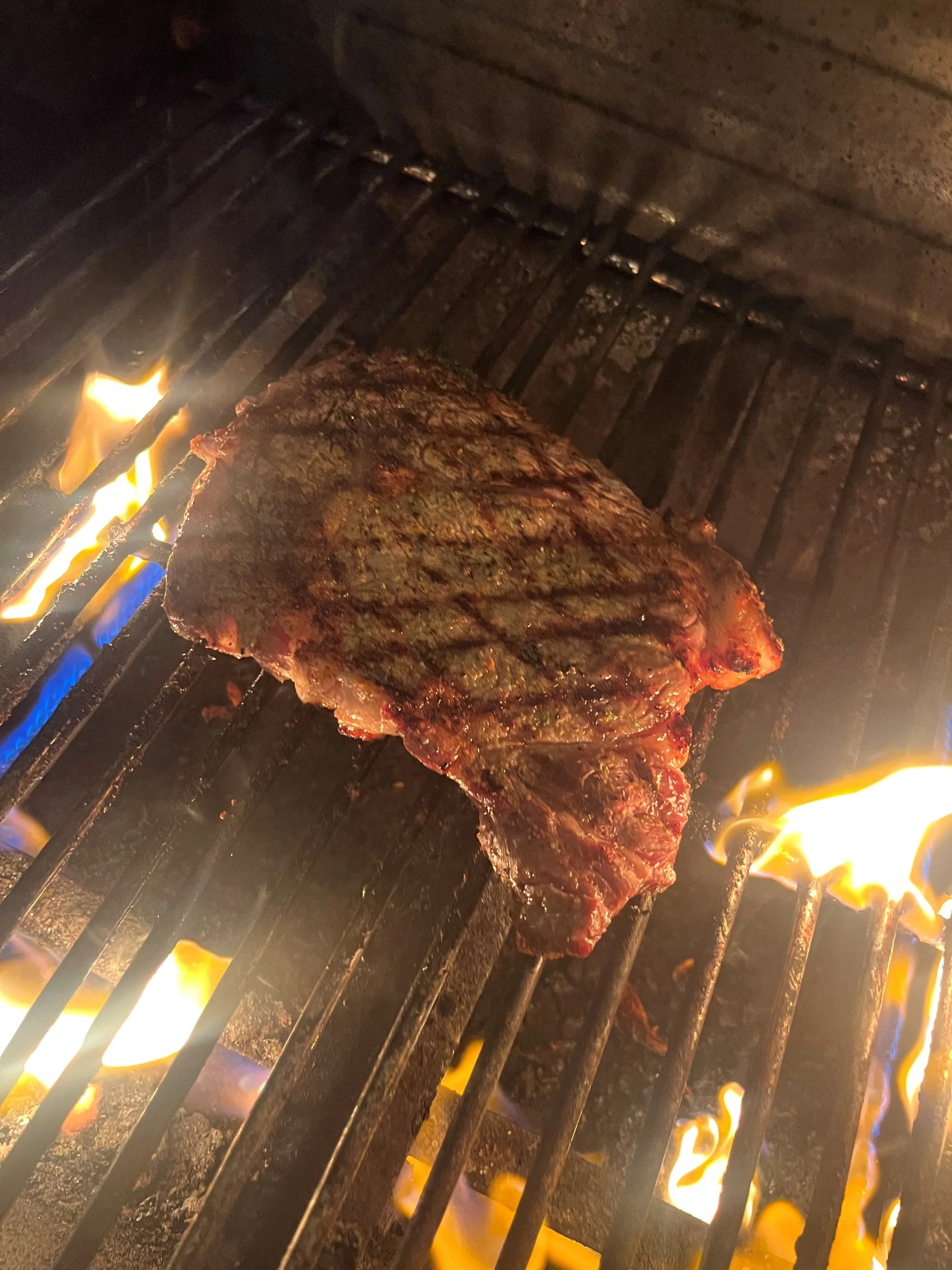 Steak Marinade vs. Steak Rub: Two Different Tools for Two Different Steaks