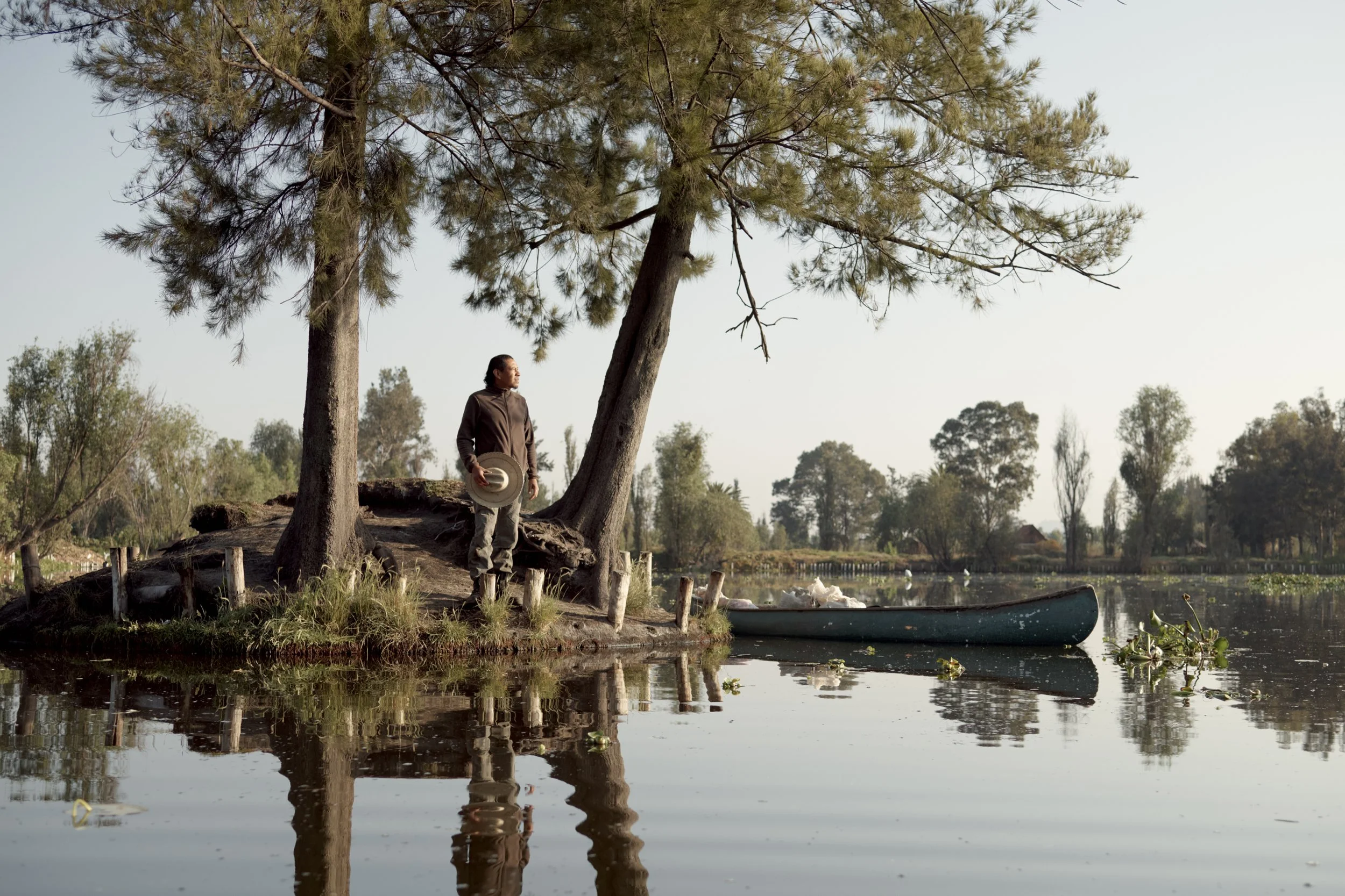 The phrase La Chinampería is a broad term that encompasses the Chinampero
community, their history and culture, the wetland they preside over, their traditional
agroecological farming methods, and their reverential ethos towards Mother Nature and
the