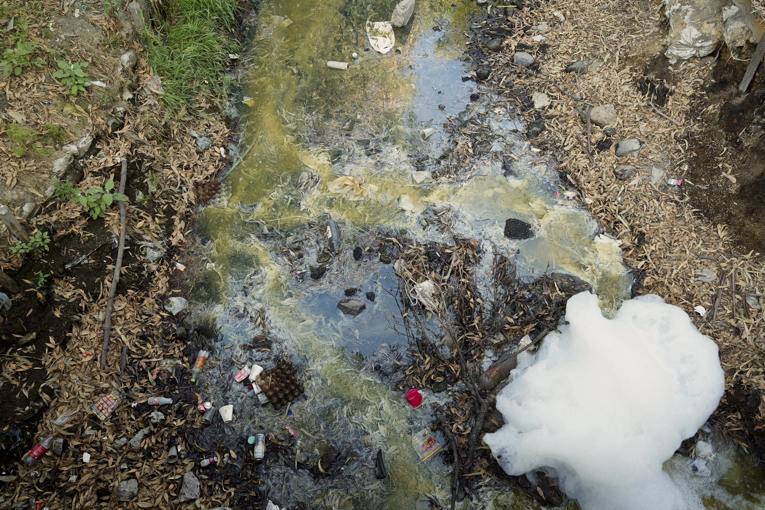 Returning to Avenue Nuevo León in 2025 and the continued degradation of the Chinampas canal system is apparent. This section has almost completely dried up, revealing the trash and toxic pollution that is entering the waterways.
