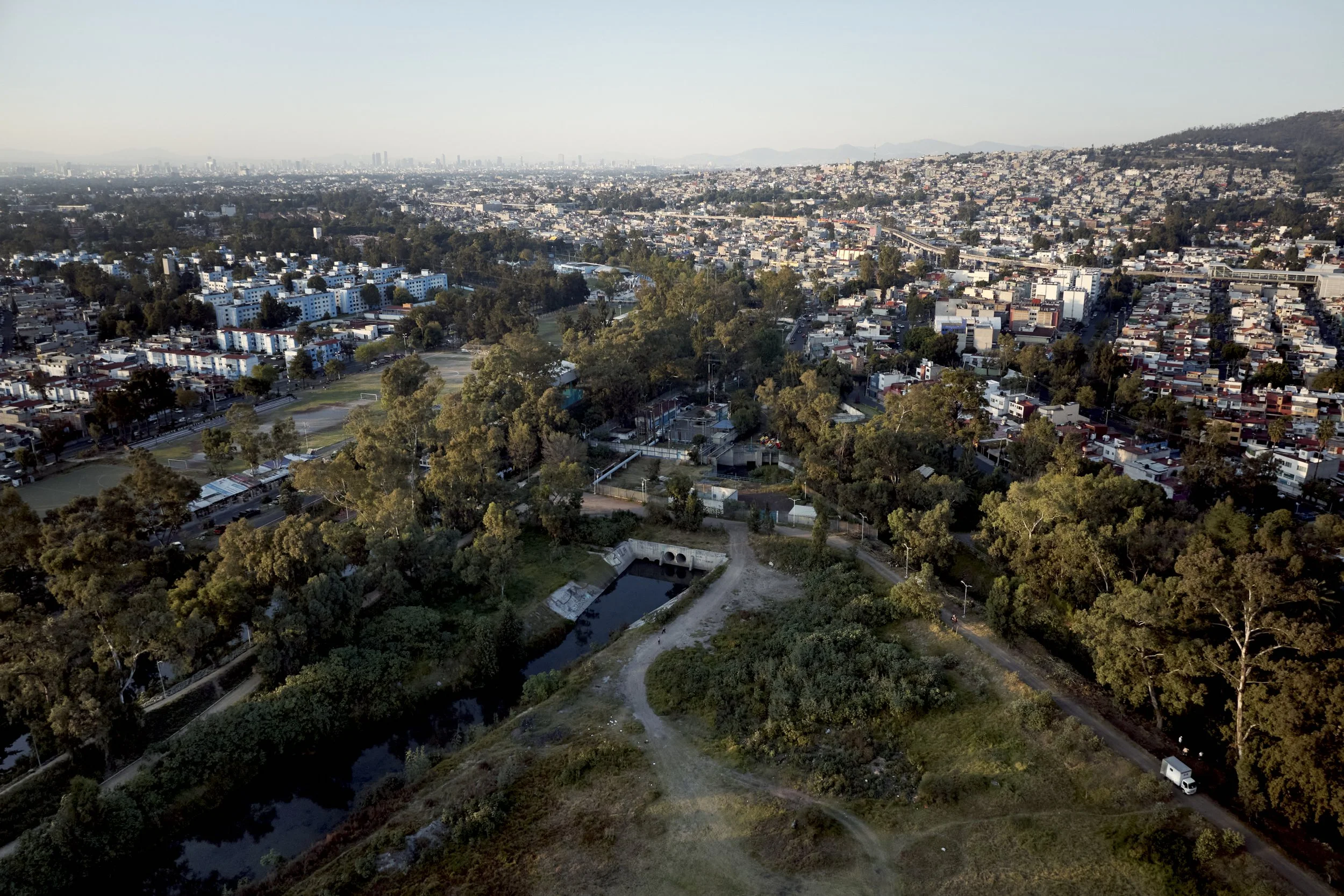 In the past Chinamapero farmers were able to transport their produce via an extensive
network of canals all the way into the historical centre of Mexico City. Today the
remaining canals begin to disappear here at the northern most point of the wetlan