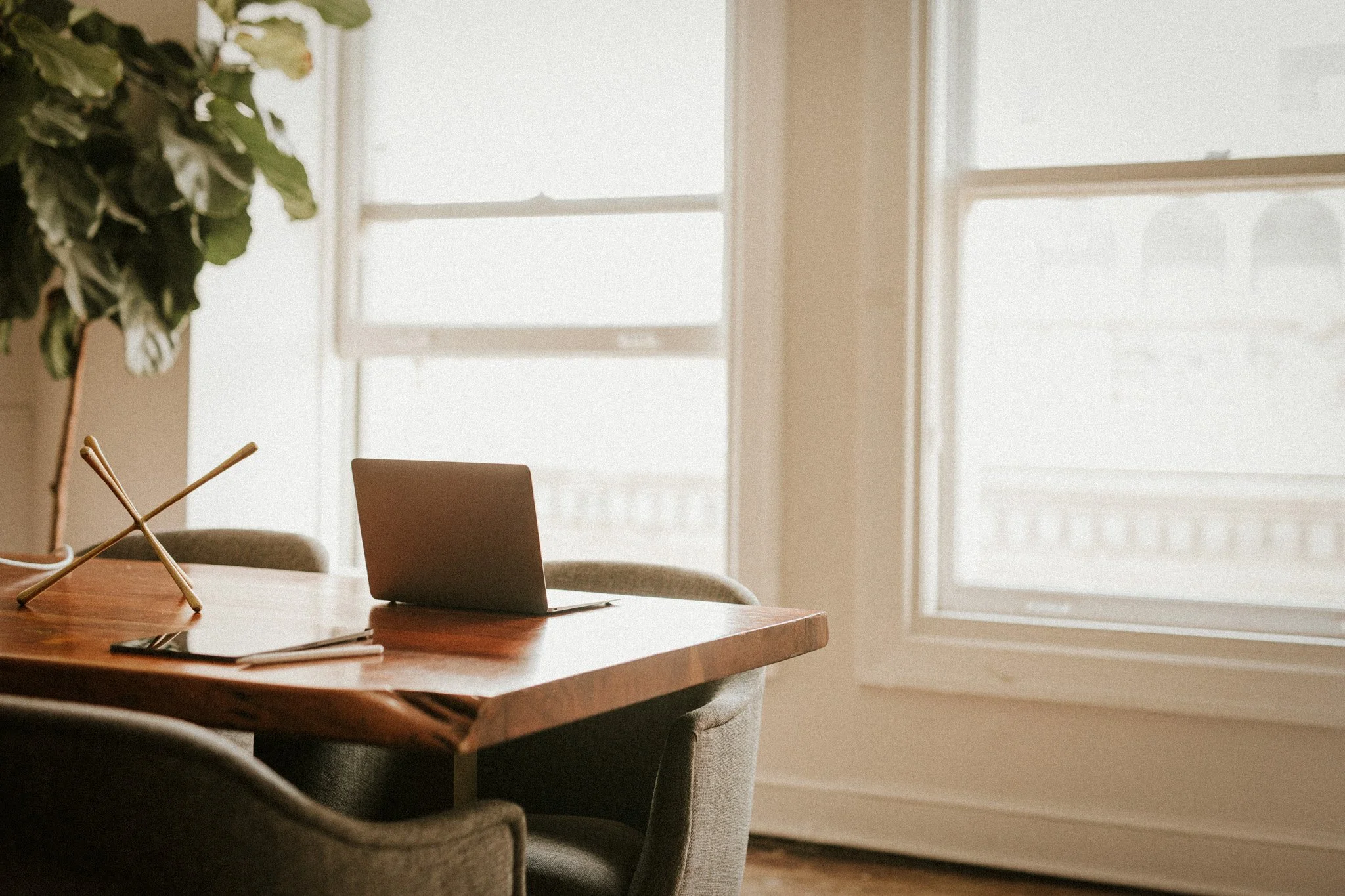 modern-wooden-office-desk-2023-11-27-05-33-37-utc-2.jpg