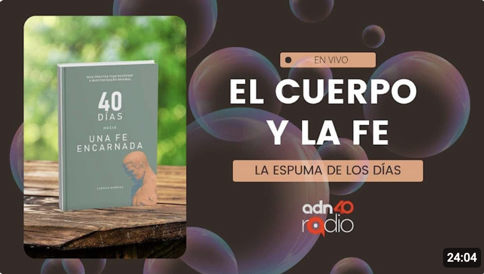 Promoción de un libro titulado 40 días hacia una fe encarnada sobre un fondo con temática de burbujas, con un mensaje que dice: “Vive, el cuerpo y la fe, la espuma de los días” en el pódcast adn Noticias.