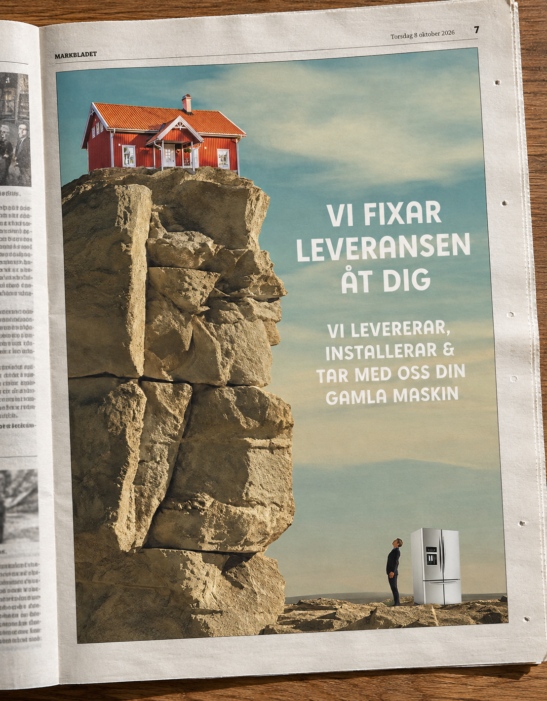 En digital reklamplansch med en högt klippt klippa, på toppen av den finns ett rött hus och till höger en person står bredvid ett modernt kylskåp. Texten säger att företaget fixar leveransen, installationen och tar med sig den gamla maskinen.