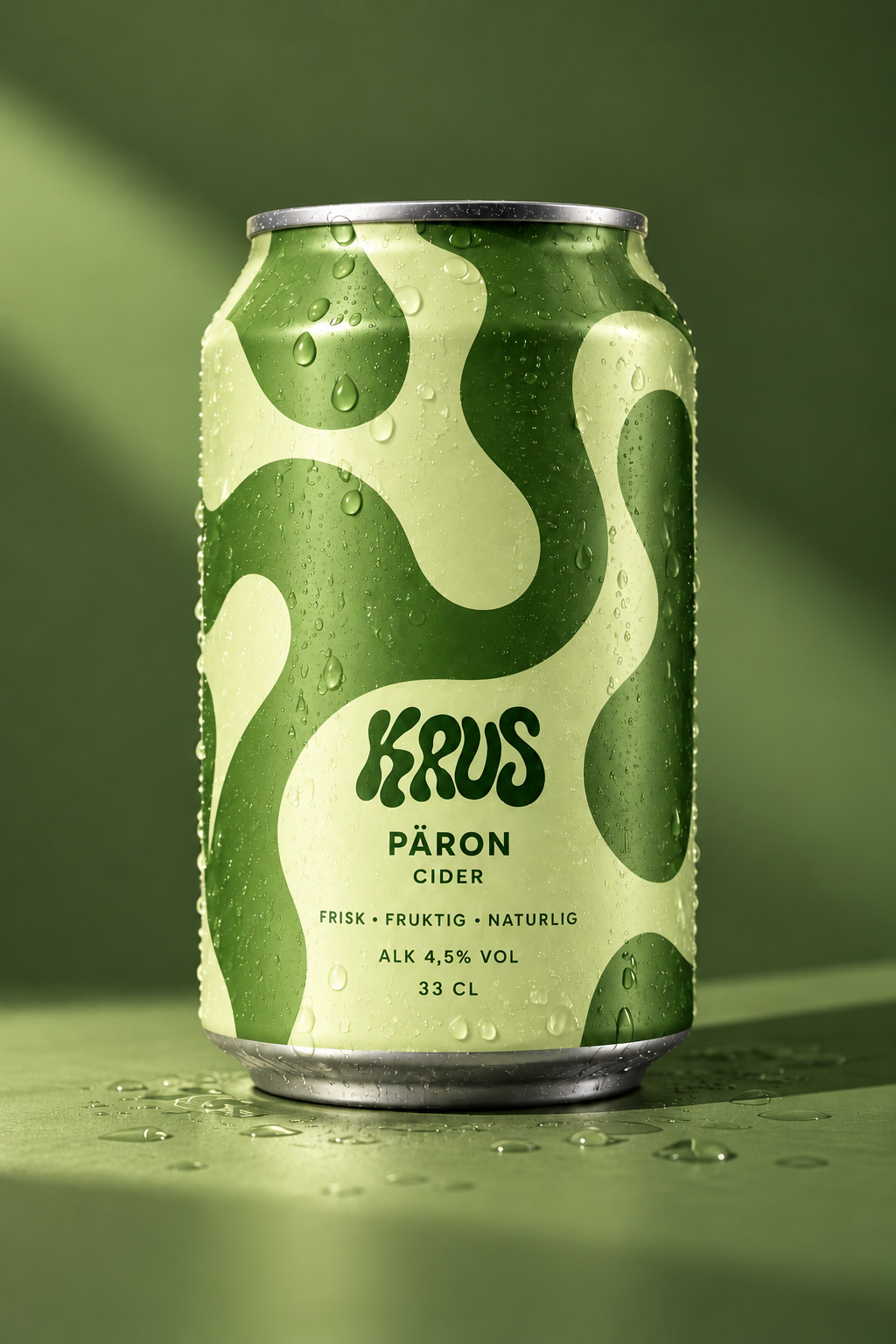 En burk med äppelcider av märket Kruus. Förpackningen är grön med gröna och ljusgröna mönster och vattenstänk.