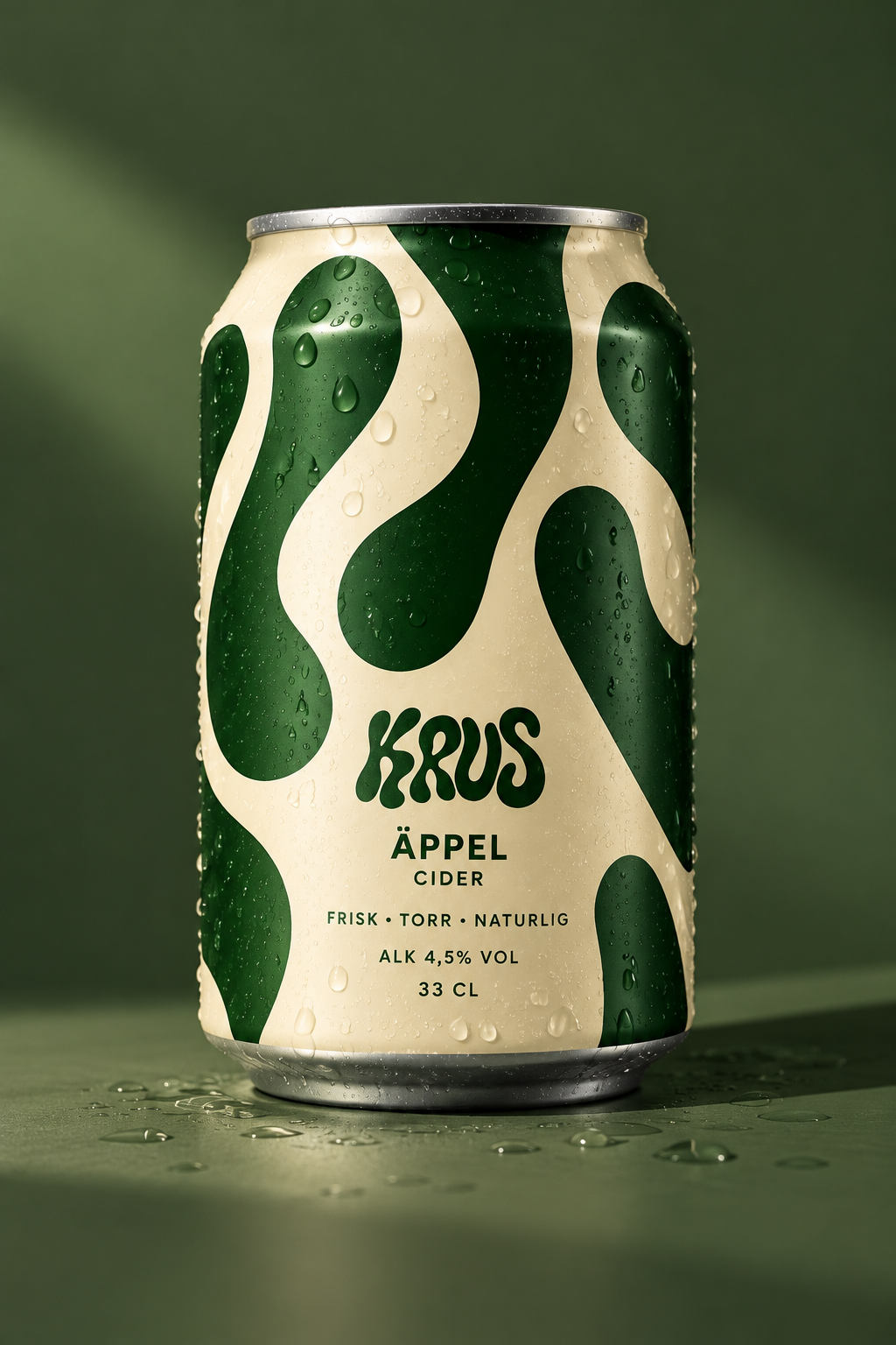 En burk av Krus äppelcider med vattenstänk på ytan och droppar på burken, på en gröngul bakgrund.