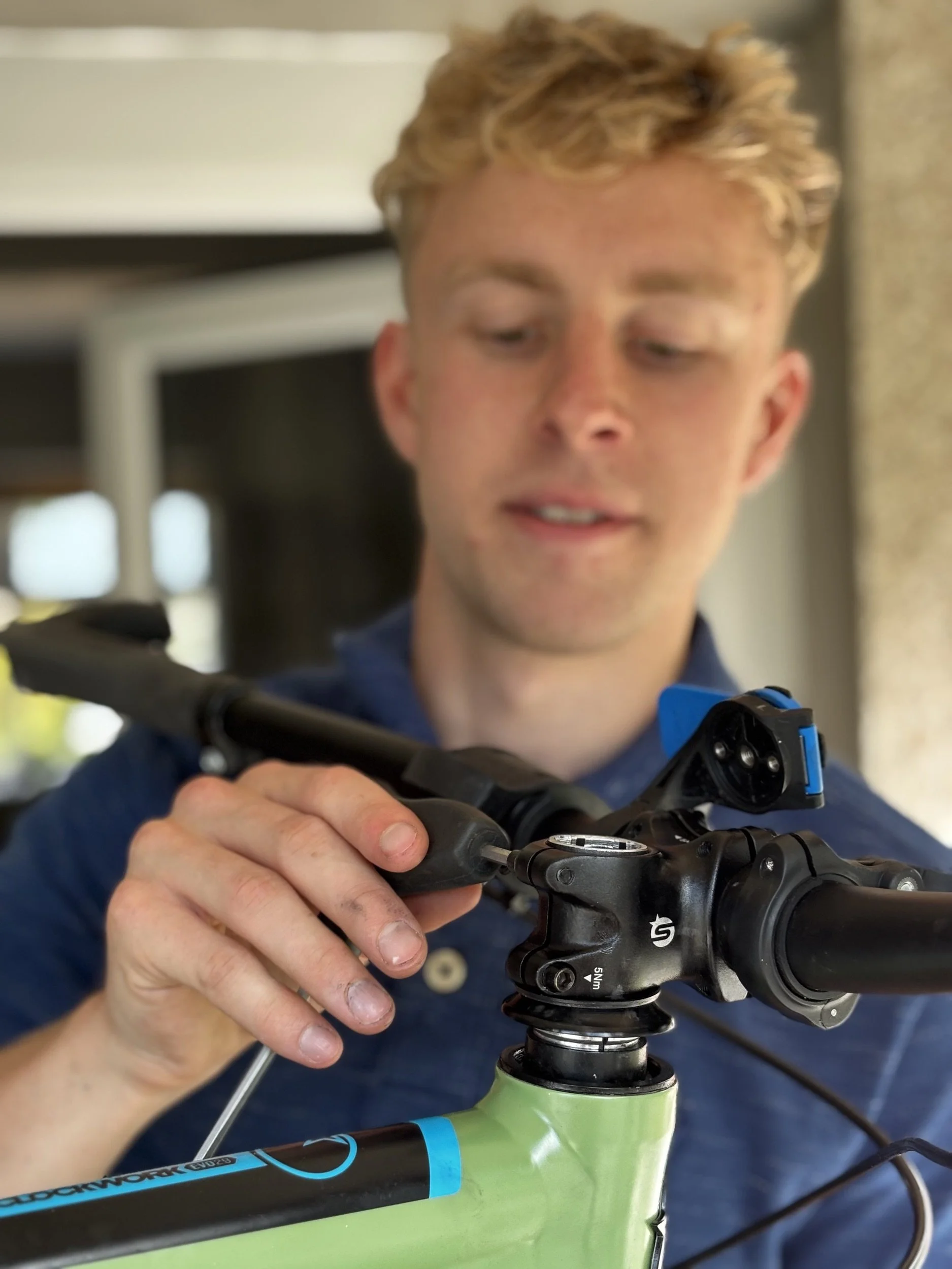 Headset bearing replacement servicing