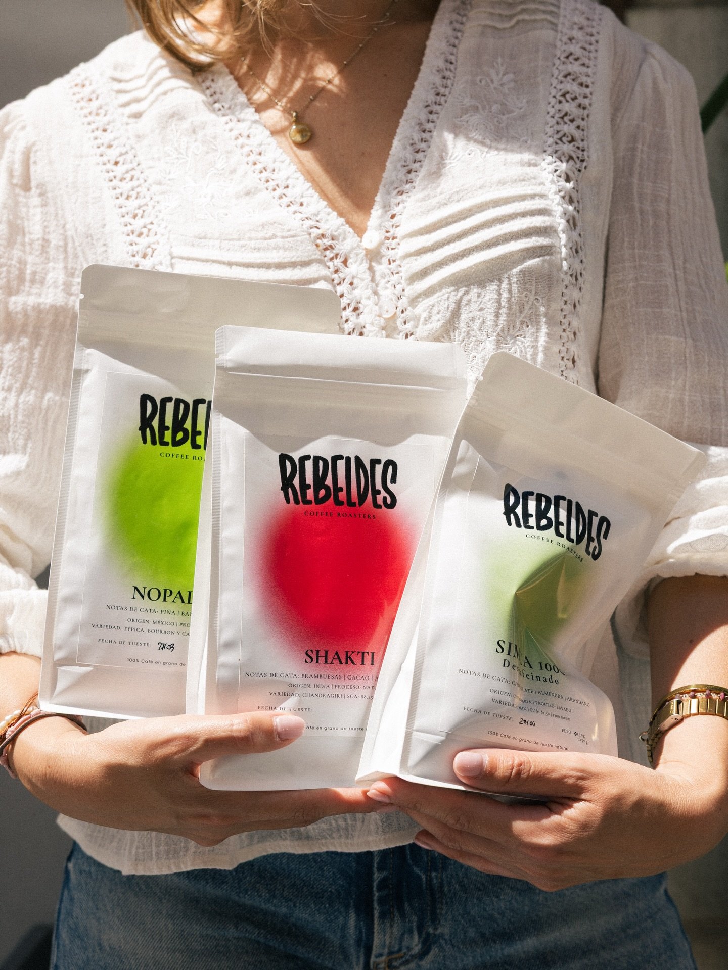 Nos gusta pensar el caf&eacute; como un mapa.

Cada mes rotamos or&iacute;genes, procesos y roasters porque siempre aparece una joya nueva en alg&uacute;n lugar.

Pero hay un caf&eacute; HOUSE que nos acompa&ntilde;a desde siempre: Rebeldes Coffee, t