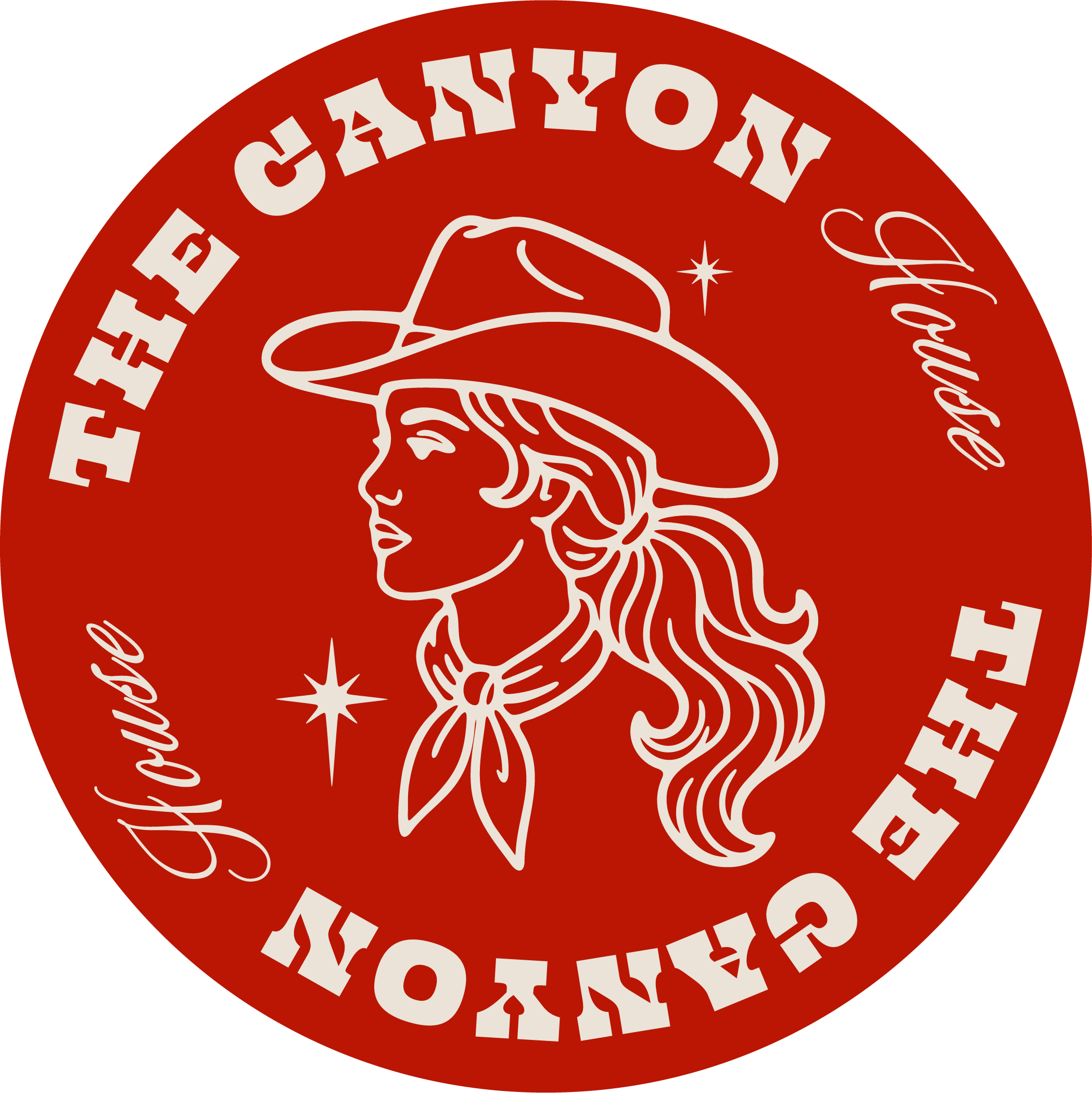Logo circulaire rouge avec une illustration blanche d'une tête de cowgirl et du texte en blanc en arc de cercle autour, en anglais 'the canyon house'.