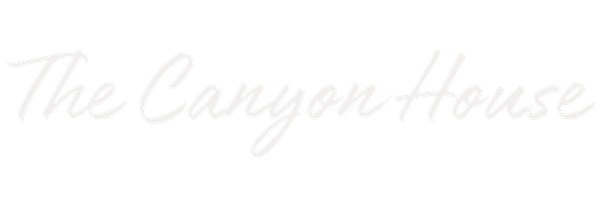 Logo du Canyon House écrit en blanc sur fond noir.