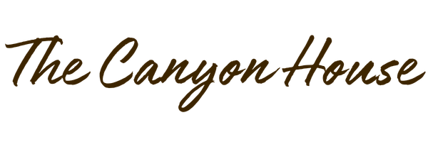 Logo avec le texte 'The Canyon House' écrit en cursive brune