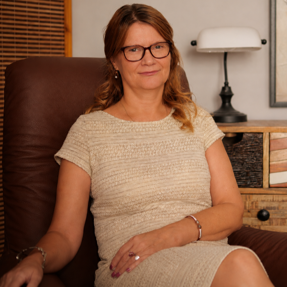terapevtka tatjana stempihar, ki sedi na stolu v terapevtskem prostoru