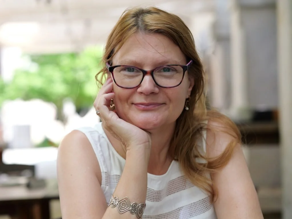 terapevtka tatjana stempihar sedi zunaj z nasmeškom
