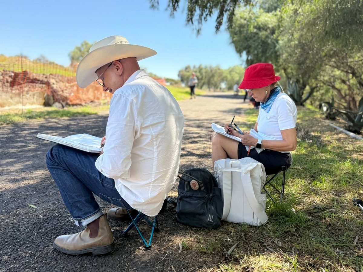 outdoor-sketching-artists-teotihuacan.jpg