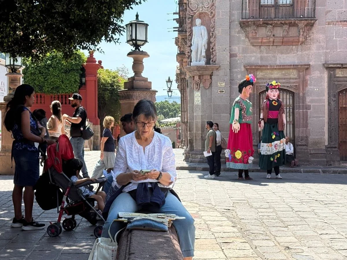 plein-air-sketching-frida-mojigangas-san-miguel.jpg