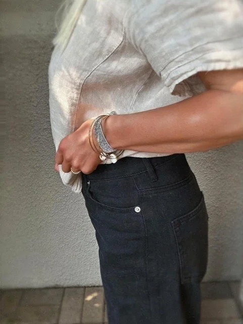 Frill hem black jeans with high waist and wide-leg silhouette