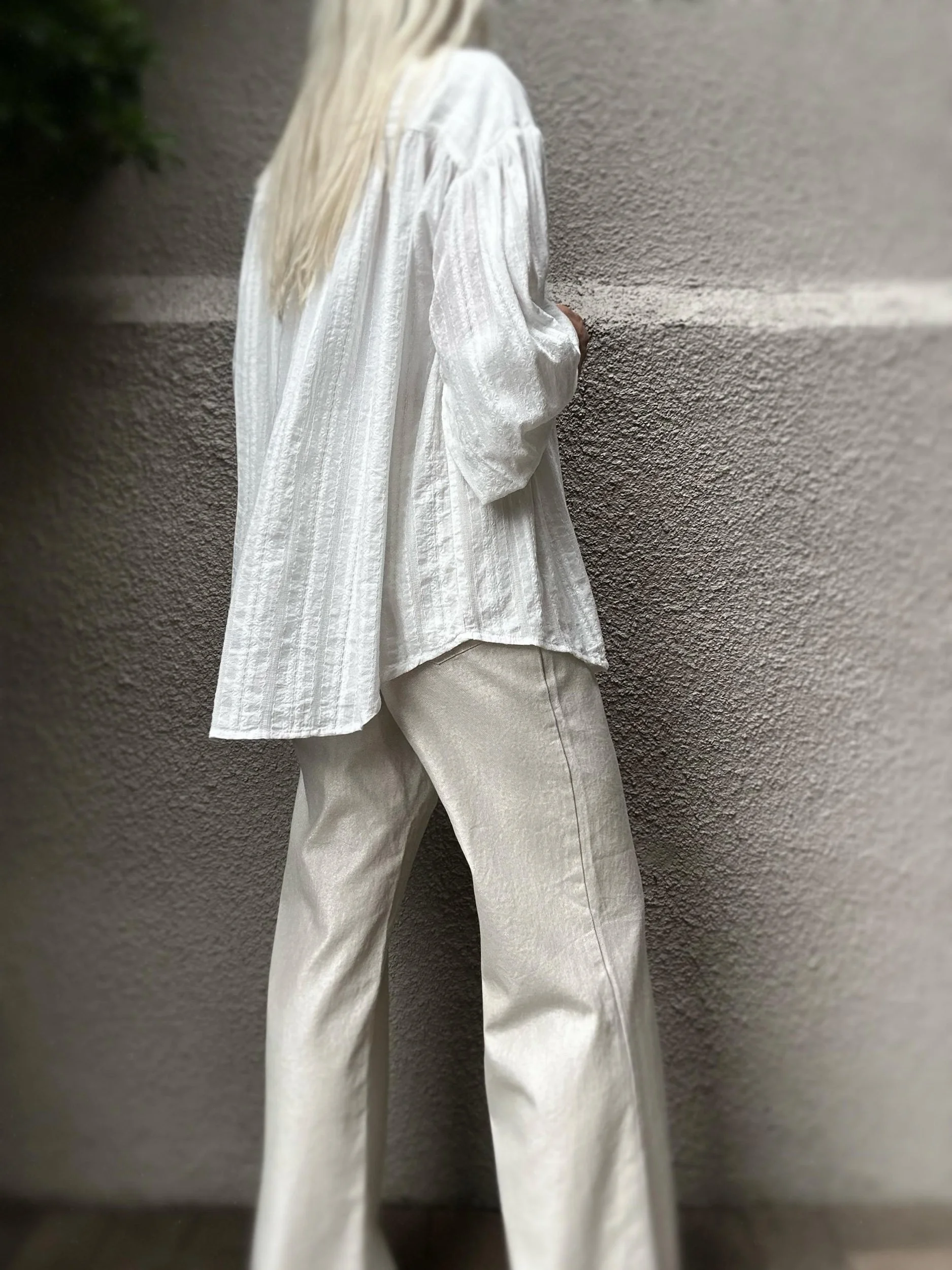 Side view of the Banditas Flegrei white cotton shirt with cream pants