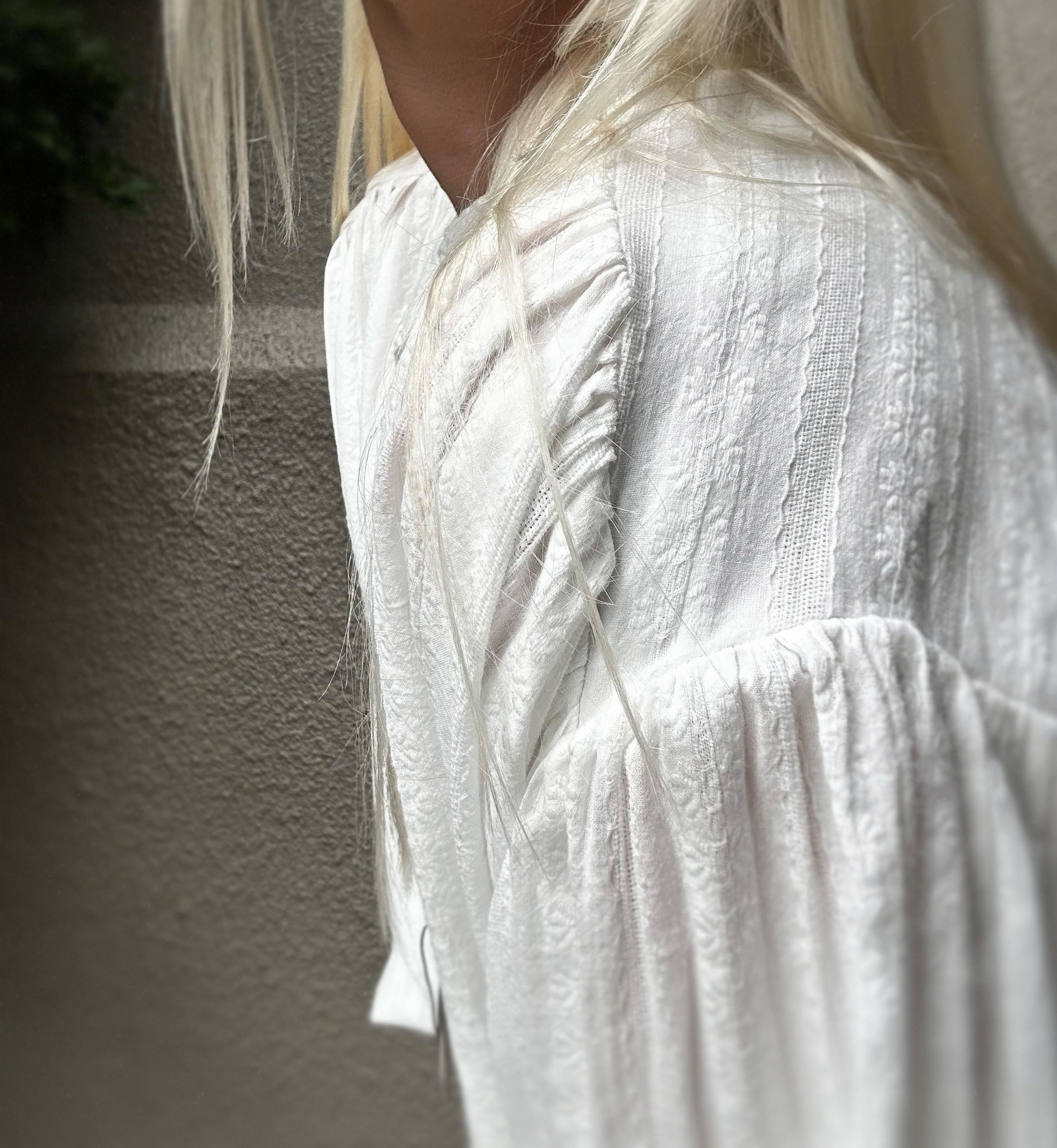 Side view showing the loose gathered sleeve of the Banditas Flegrei shirt