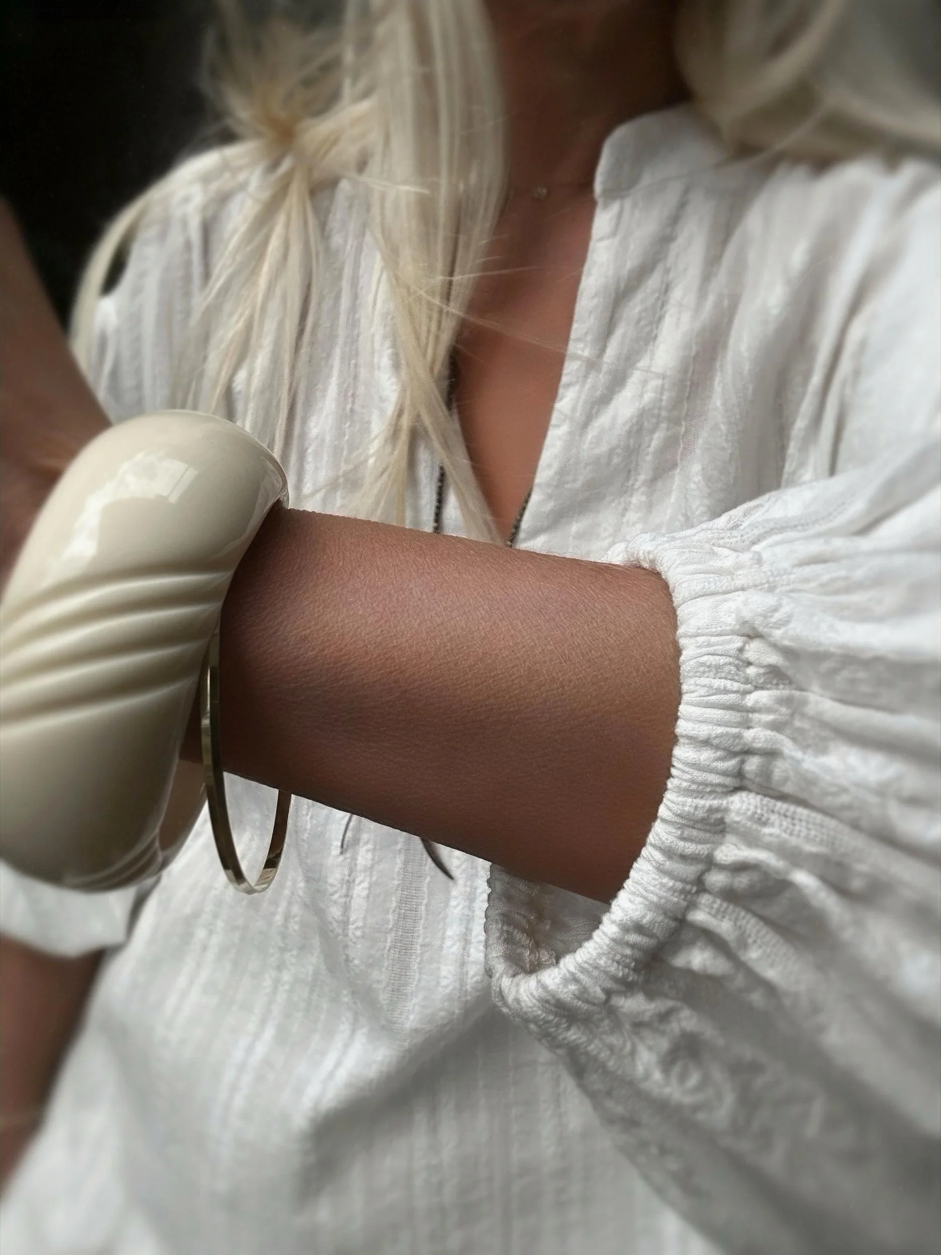 Close-up of the elasticated cuff on the Banditas Flegrei white cotton shirt