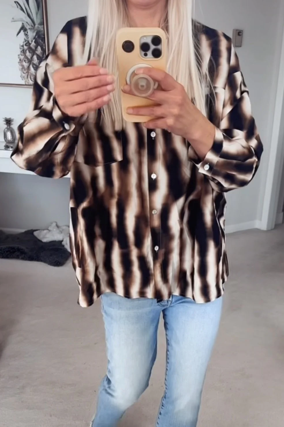 Woman wearing the Banditas Olowalu Blouse untucked with jeans showing its relaxed fit