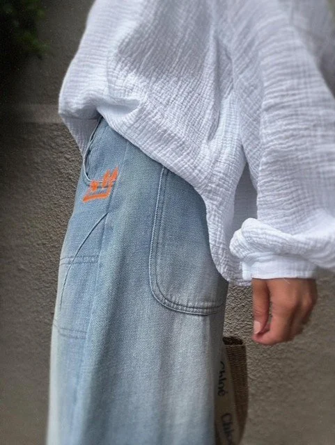 A gorgeous look of the Banditas Collatino Skirt with front slit and white gauze shirt.