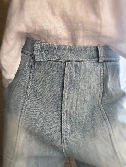 banditas nashi jeans in vintage washed light denim with high waist and front pocket detail