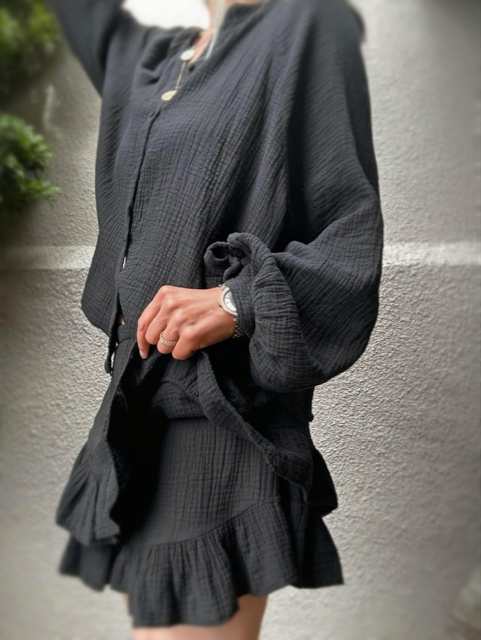 Capri two-piece skort look in black cotton gauze.