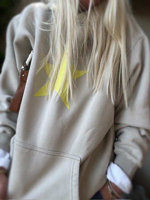 Soft oversized women's hoodie with star graphic and casual coastal look