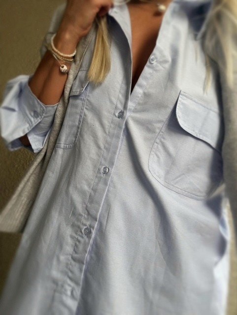 Close-up of Hutting Shirt light blue cotton fabric and chest pocket