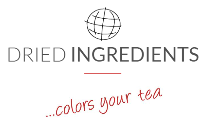 Grafik mit einem Globus und dem Text ‚Dried Ingredients‘, sowie der Slogan ‚...colors your tea‘ in roter Handschrift.