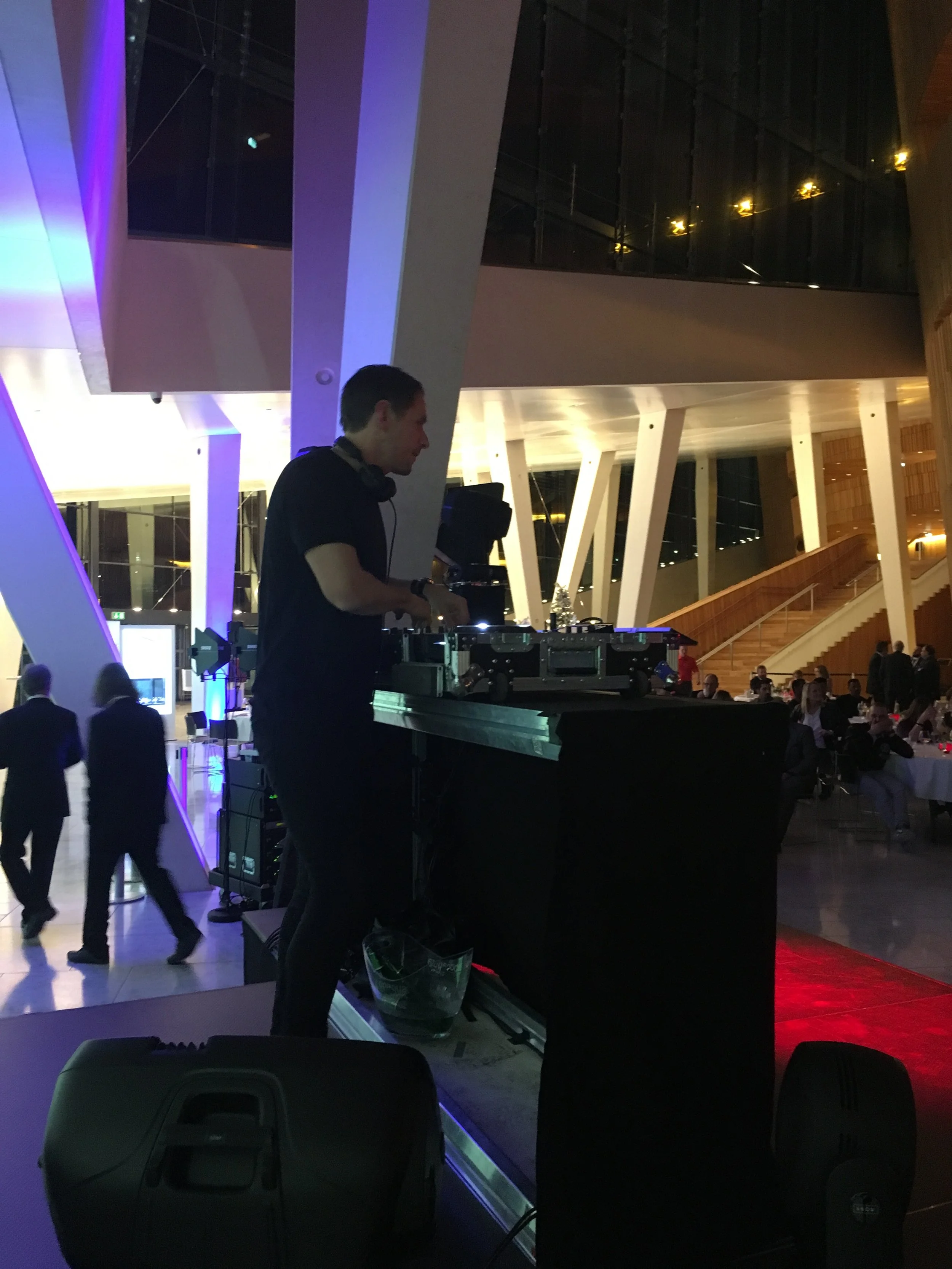 Reidar Buskenes bak DJ-pulten under et arrangement i Operaen